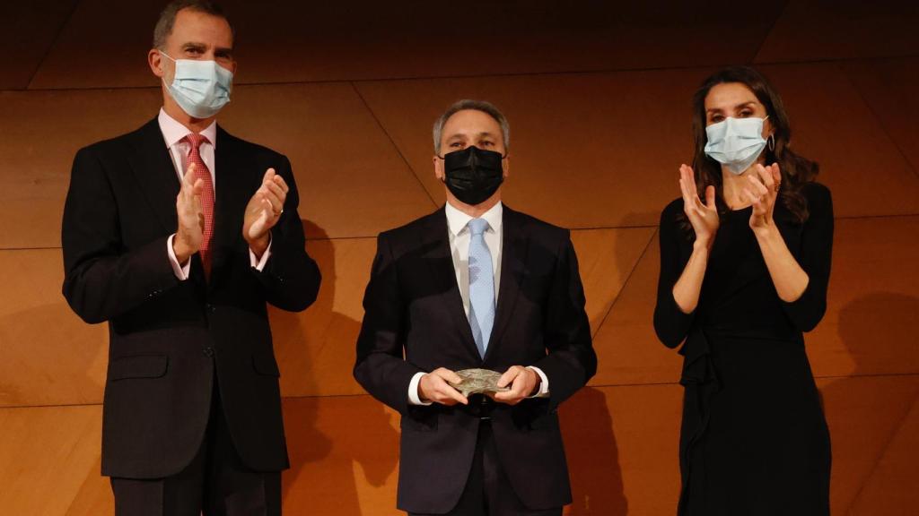 Vallés tras recibir el premio de la mano del rey Felipe VI.