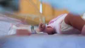 Imagen de un bebé ingresado en el hospital