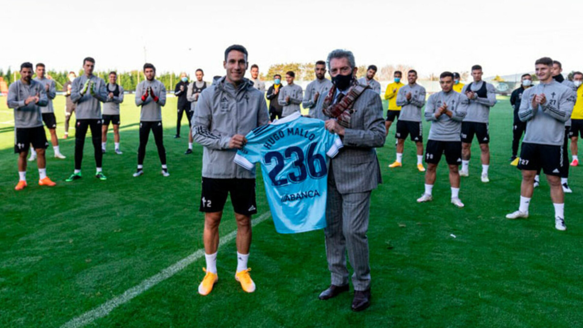 Hugo Mallo es homenajeado por el club al convertire en su jugador con más partidos en Primera