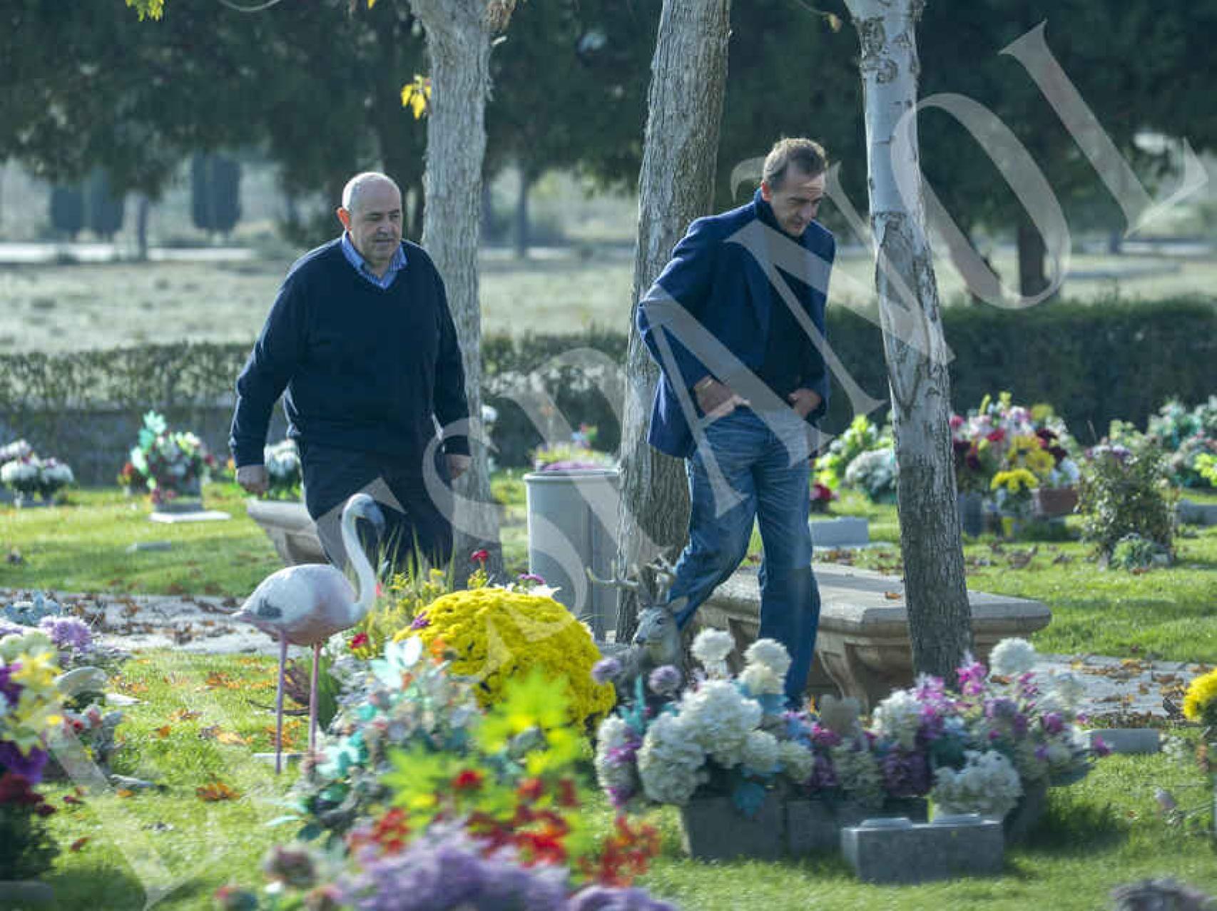 Alessandro, frente a la tumba de su hijo cuando se cumplían 6 meses de su muerte.