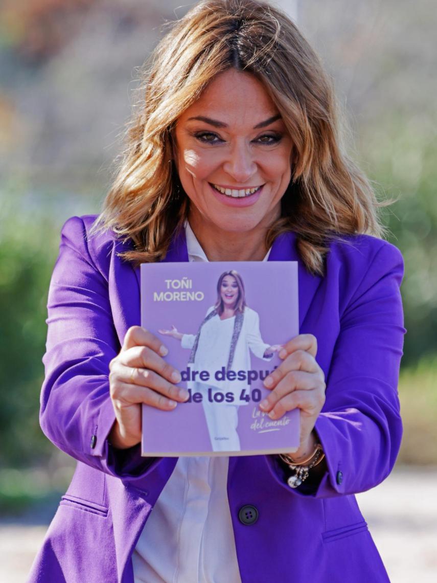 Toñi Moreno con su libro 'Madre después de los 40'.