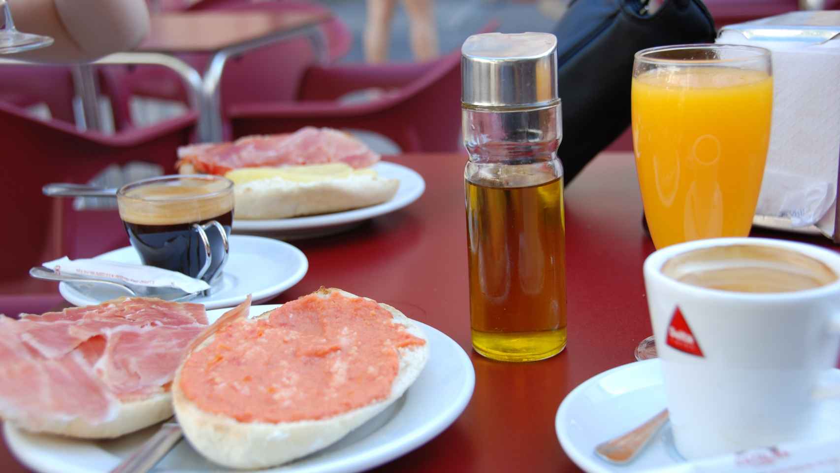 Un desayuno clásico de los bares de España.