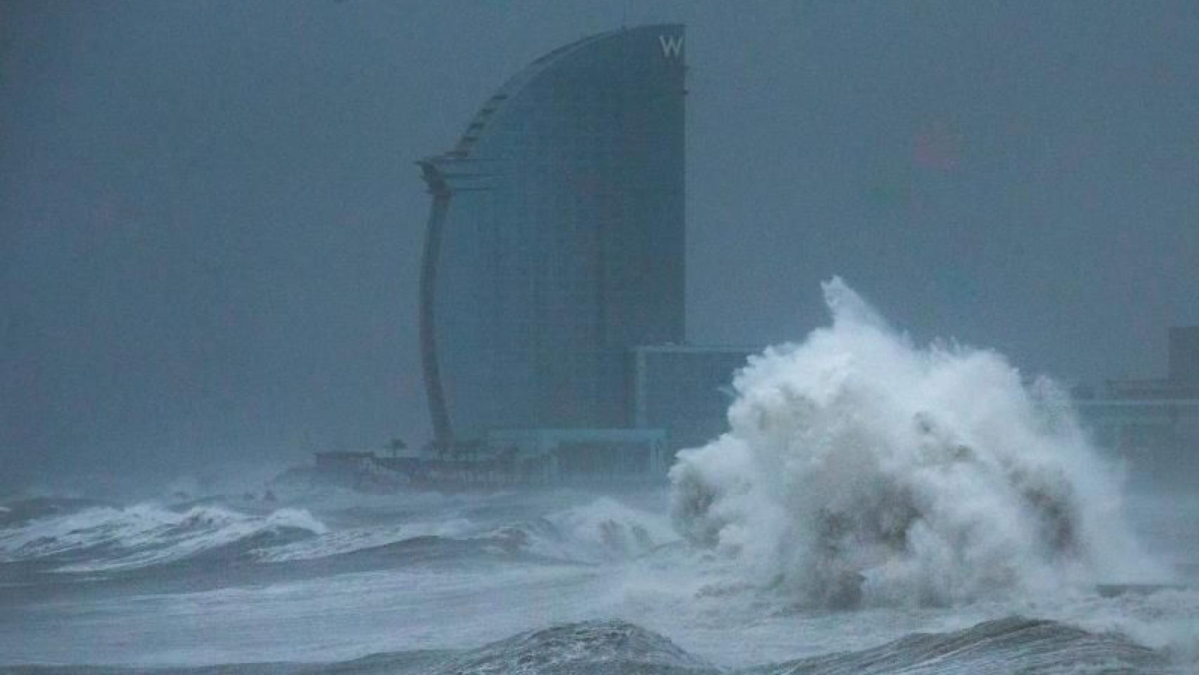 Grandes olas en la playa de la Barceloneta. EFE/Enric Fontcuberta/Archivo