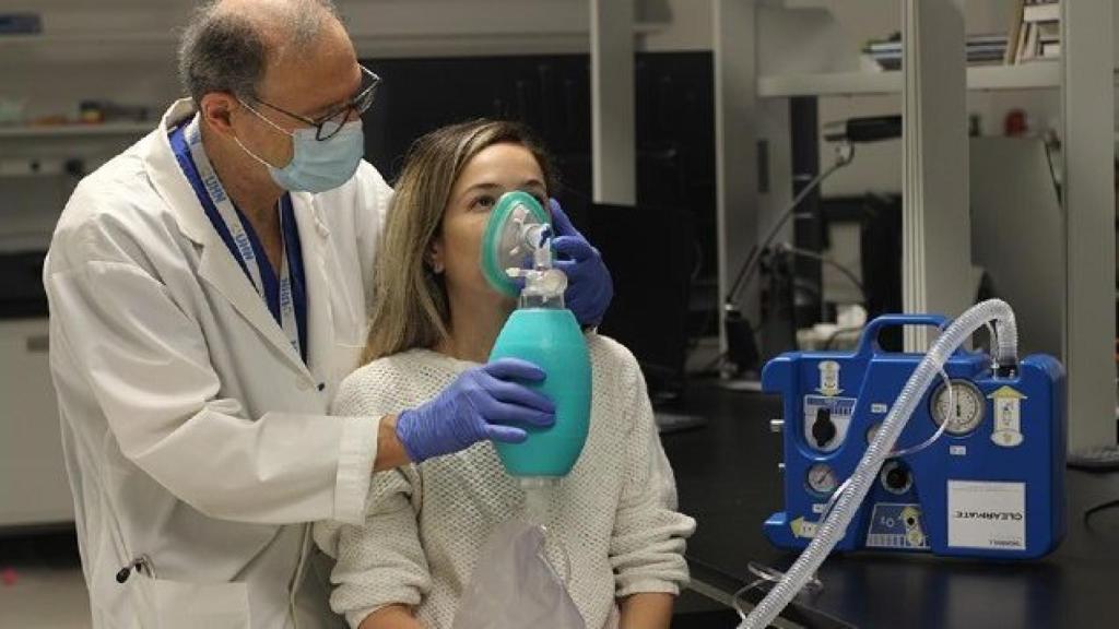 El Dr. Fisher, probando su sistema para eliminar el alcohol con una voluntaria  (UHN)