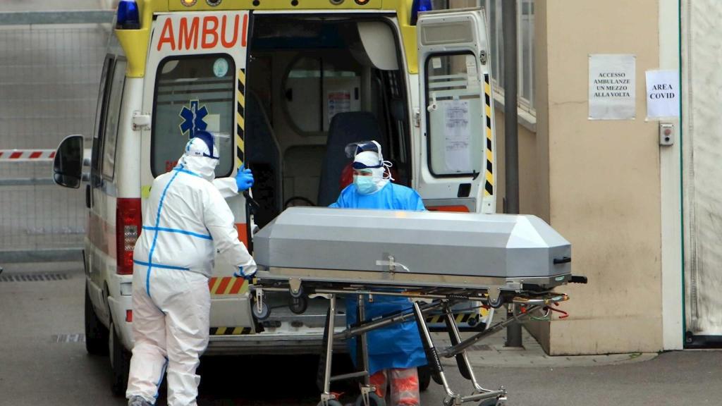 Sanitarios transportan el cuerpo de un fallecido por Covid-19 del Policlínico a la morgue de Milán. EFE/EPA/Paolo Salmoirago