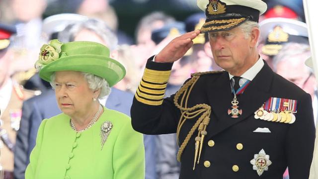 La reina Isabel y el príncipe Carlos, durante un acto en Francia.