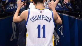 Klay Thompson abandona un partido y saluda a la afición