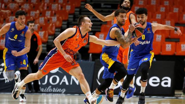 Prepelic defendiendo ante Wilbekin en el Valencia-Maccabi