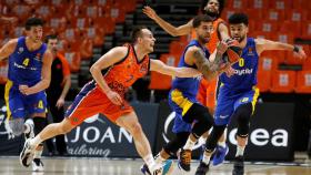 Prepelic defendiendo ante Wilbekin en el Valencia-Maccabi