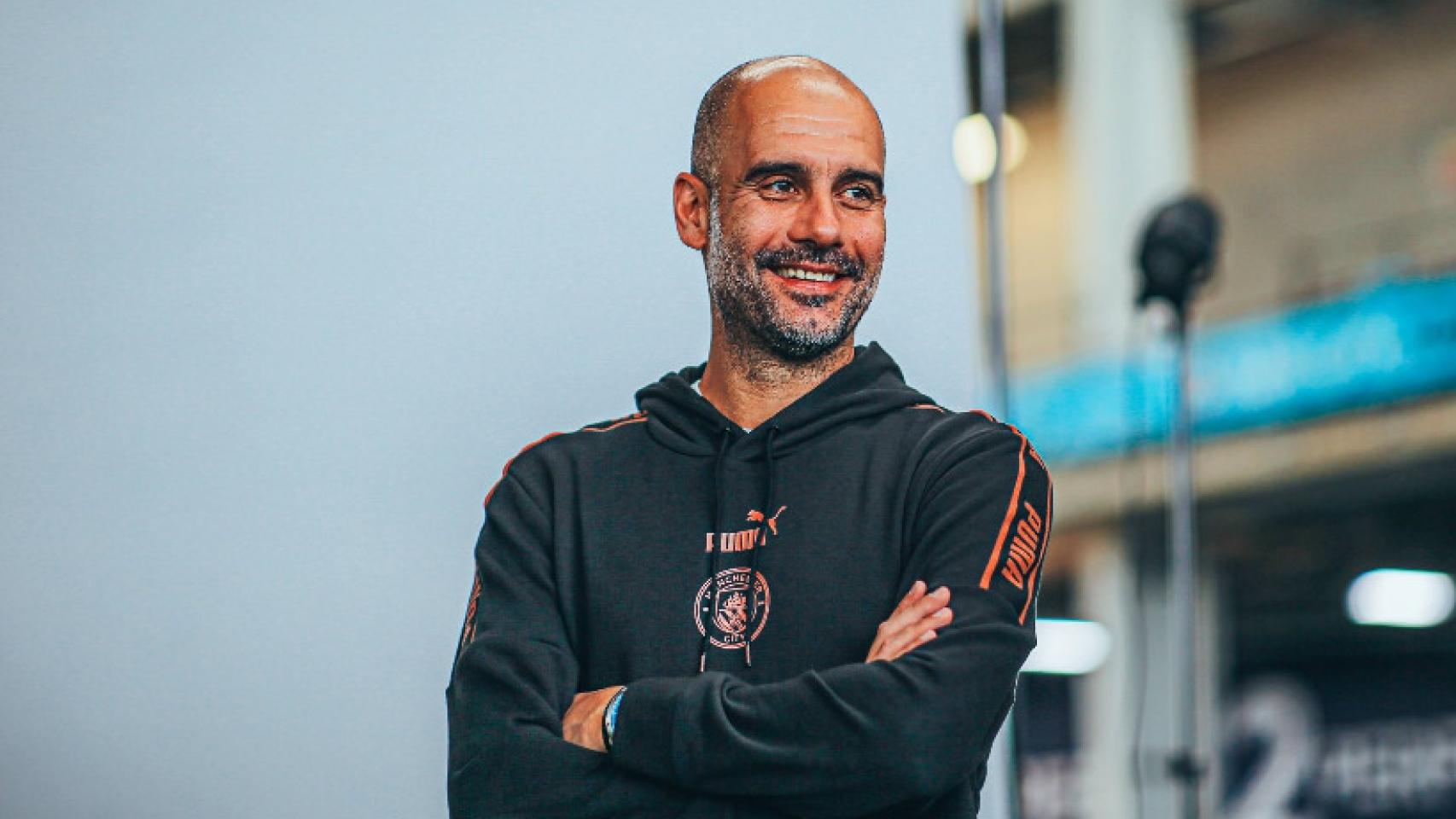 Guardiola posando con el Manchester City