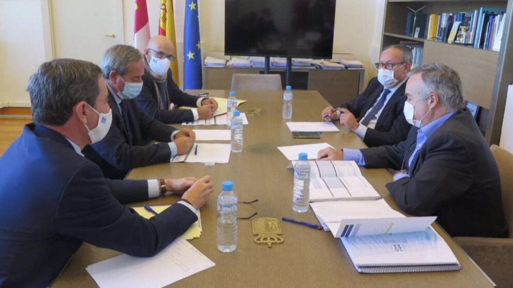 Reunión entre el consejero de Hacienda y Administraciones Públicas de Castilla-La Mancha, Juan Alfonso Ruiz Molina, y el presidente de Cecam, Ángel Nicolás, con sus respectivos equipos.