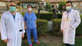 El neurocirujano Antonio López (i), la enfermera Isabel Arenilla, y el obstetra Lucas Cerrillos, parte del equipo.