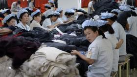 Unas mujeres trabajando en una fábrica de Corea del Norte, en una foto de archivo.