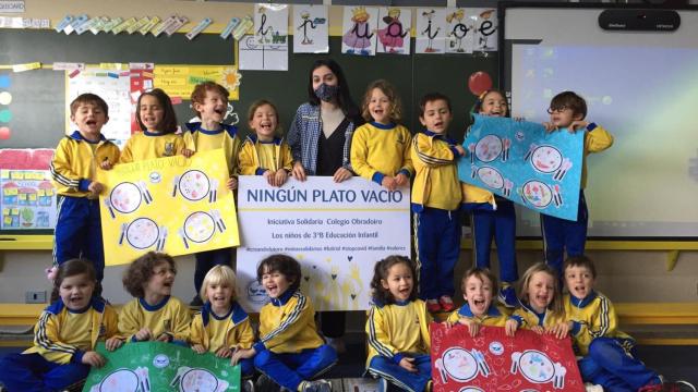 Los niños de educación infantil protagonistas de la donación.