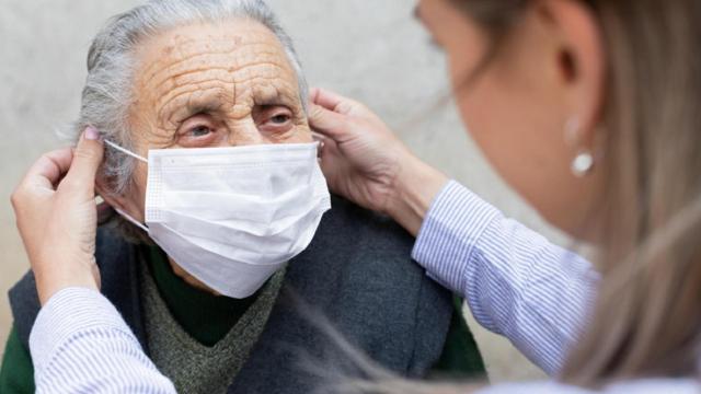 Foto de archivo de una anciana con mascarilla.