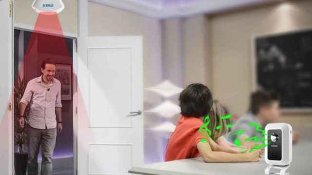 La imagen del anuncio de Aliexpress en la que Pablo Iglesias entra en la habitación y es detectado por una alarma antirrobo.