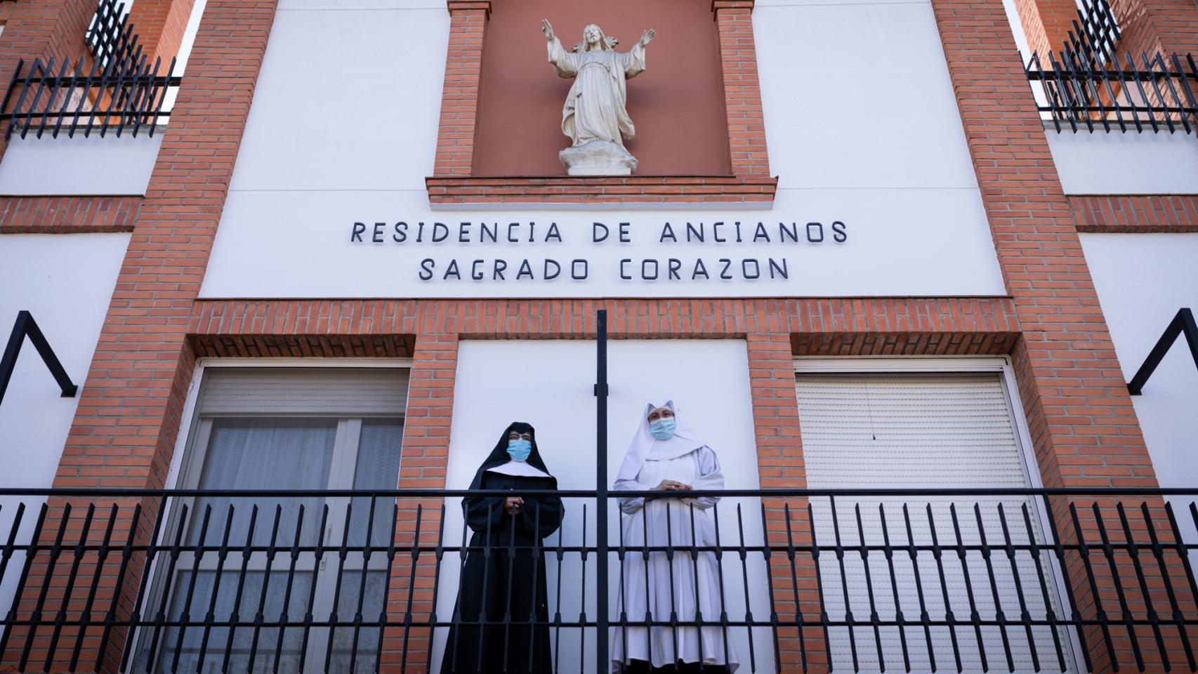 Las hermanas Clara y Luz, en la entrada de la residencia.