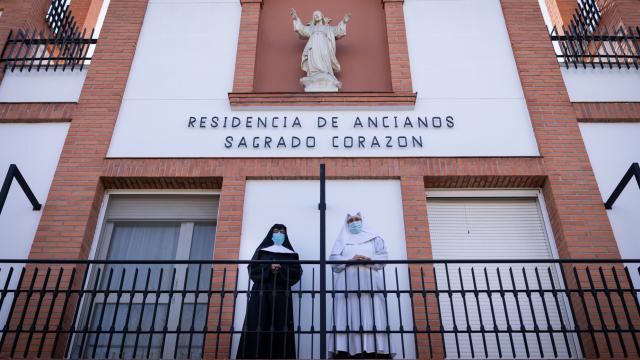 Las hermanas Clara y Luz, en la entrada de la residencia.