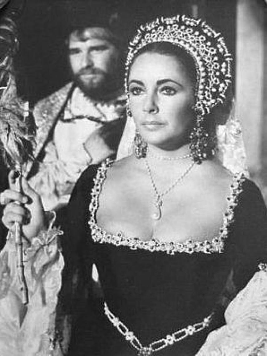 Elizabeth Taylor luciendo la Peregrina.