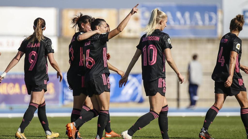 El Real Madrid Femenino celebra el gol de Kaci contra el Betis