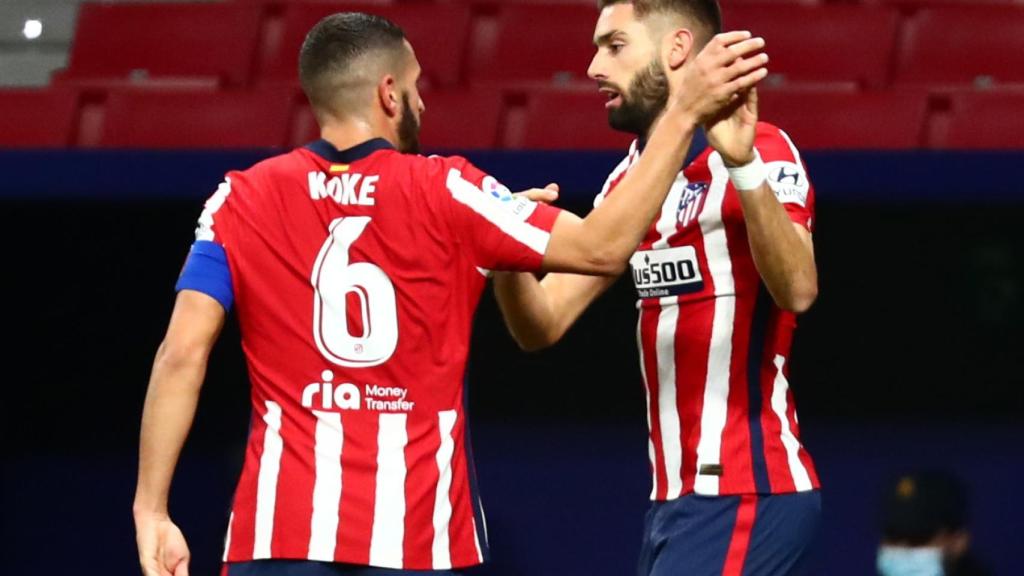 Koke felicita a Carrasco por su gol