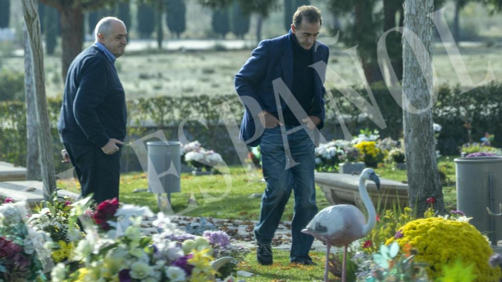 Alessandro Lequio, abatido, visitando la tumba de Álex.