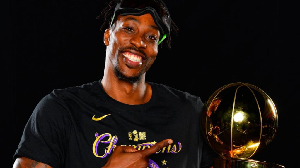 Dwight Howard celebra el campeonato de la NBA de los Lakers