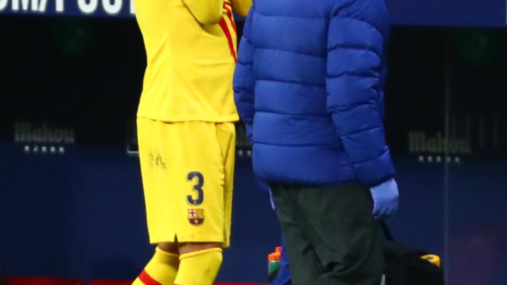 Piqué, llorando en el Wanda Metropolitano tras lesionarse