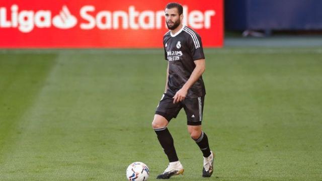 Nacho Fernández, con la camiseta negra del Real Madrid