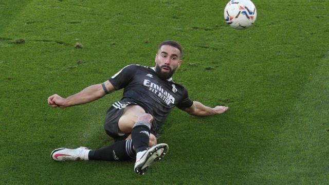 Dani Carvajal corta un balón, en el Villarreal - Real Madrid de la jornada 10 de La Liga