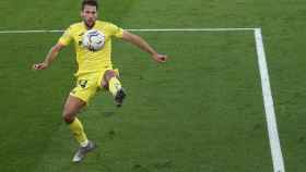 Alfonso Pedraza controla un balón, en el Villarreal - Real Madrid de La Liga