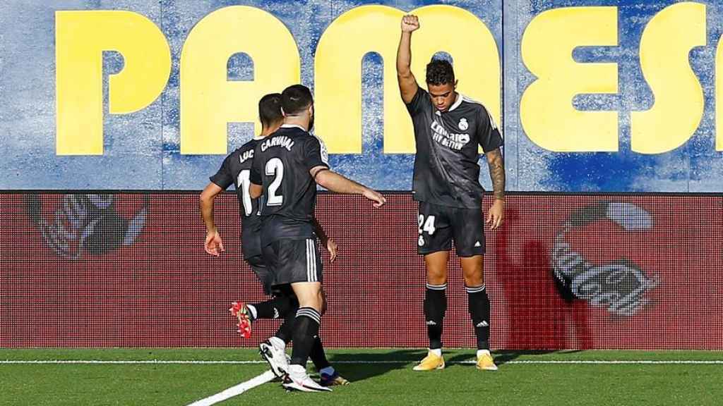 Mariano Díaz celebra su gol con el Real Madrid, con la camiseta negra y el puño en alto
