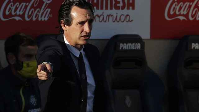 Emery da instrucciones a los jugadores del Villarreal desde la banda