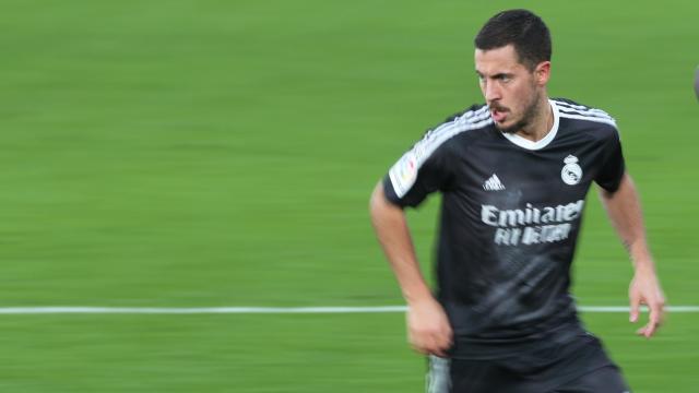 Hazard controla el balón