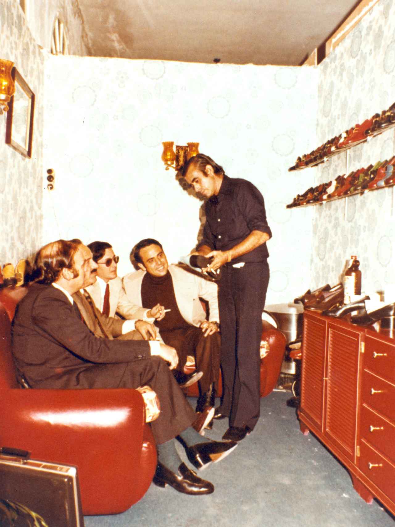 1969 Ferrerías: Jaime Mascaró con clientes en la antigua fábrica.
