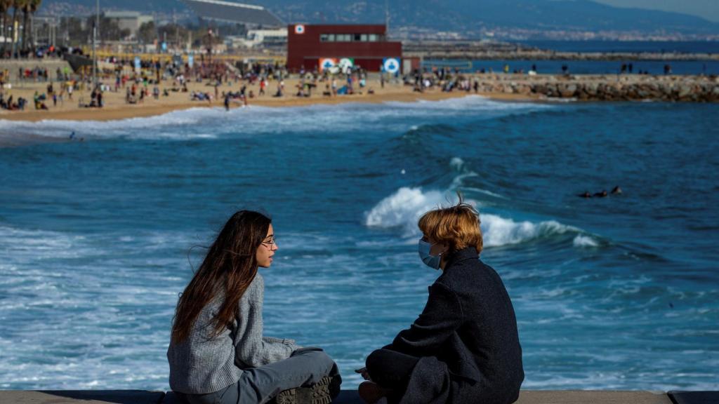 Dos personas en Barcelona, a la espera del inicio de la desescalada.