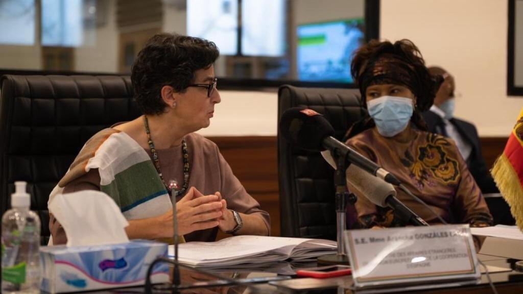 La ministra de Asuntos Exteriores, Arancha González Laya, con su homóloga senegalesa, Aissata Tall Sall, durante su visita de este fin de semana al país africano.