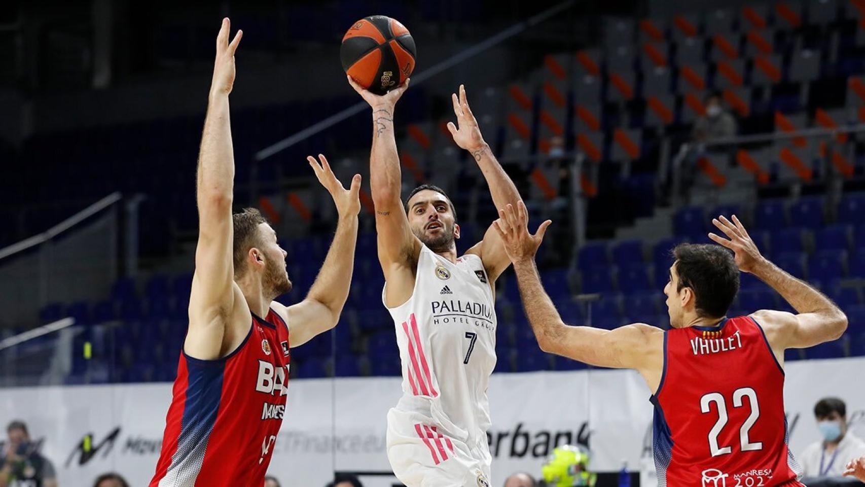 Campazzo anotando ante Manresa