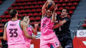 Abrines peleando un balón en el duelo ante Zaragoza