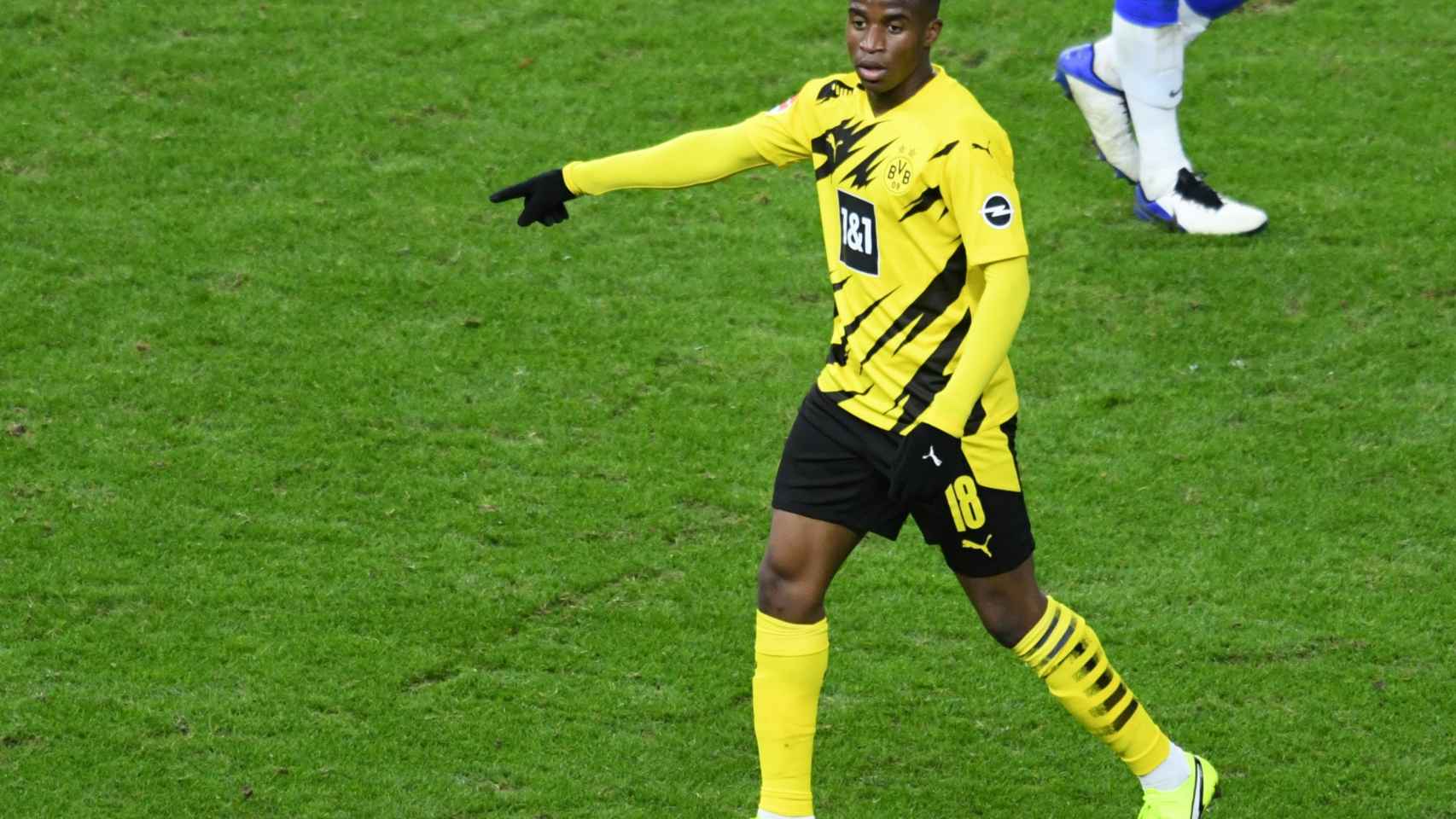 Youssoufa Moukoko, durante un partido del Borussia Dortmund