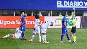 Pablo González Fuertes expulsa a Kike García durante el Eibar - Getafe