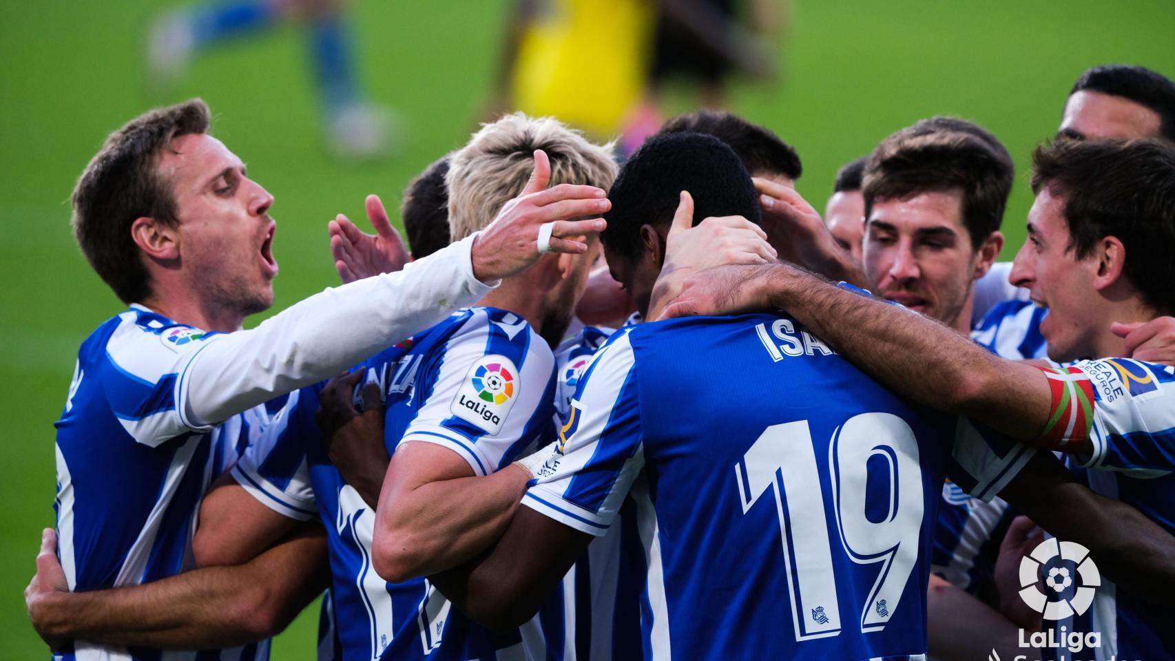 Los jugadores de la Real Sociedad celebran el gol de Isak