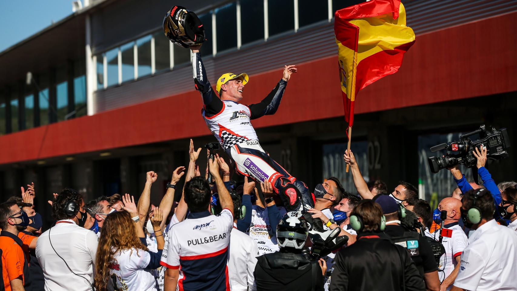 Albert Arenas celebra su título de Moto3