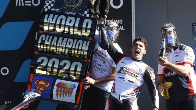Albert Arenas celebra el título de campeón del mundo de Moto3, en Portimao.