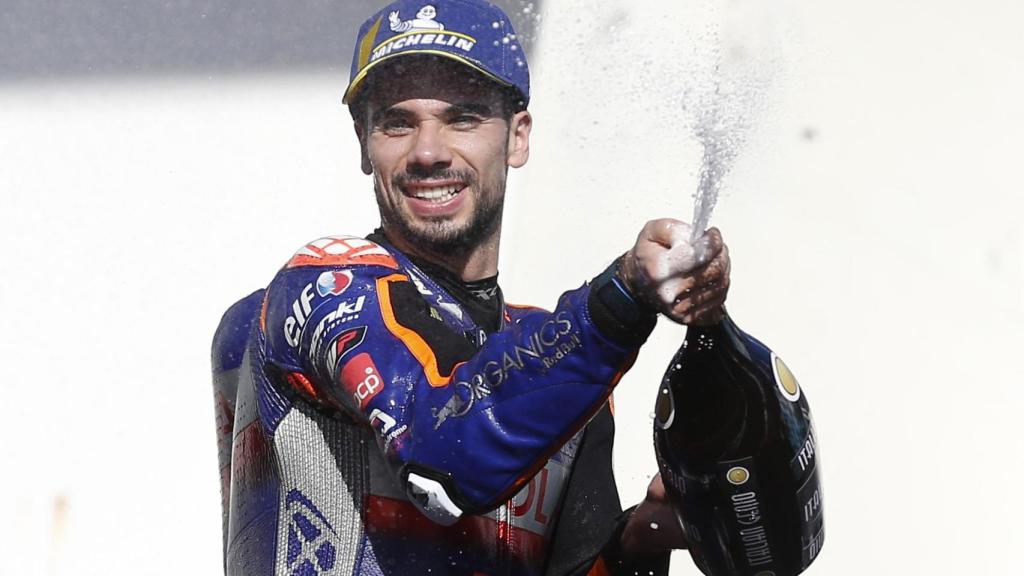 Miguel Oliveira levanta el trofeo de ganador del Gran Premio de Portugal, en Portimao.