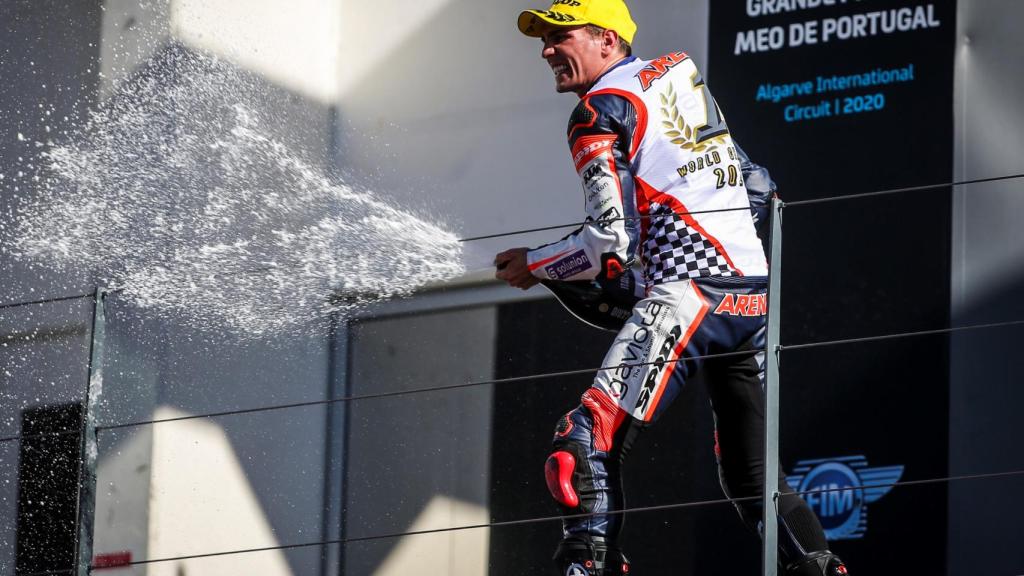 Albert Arenas celebra el título de Moto3 en el podio
