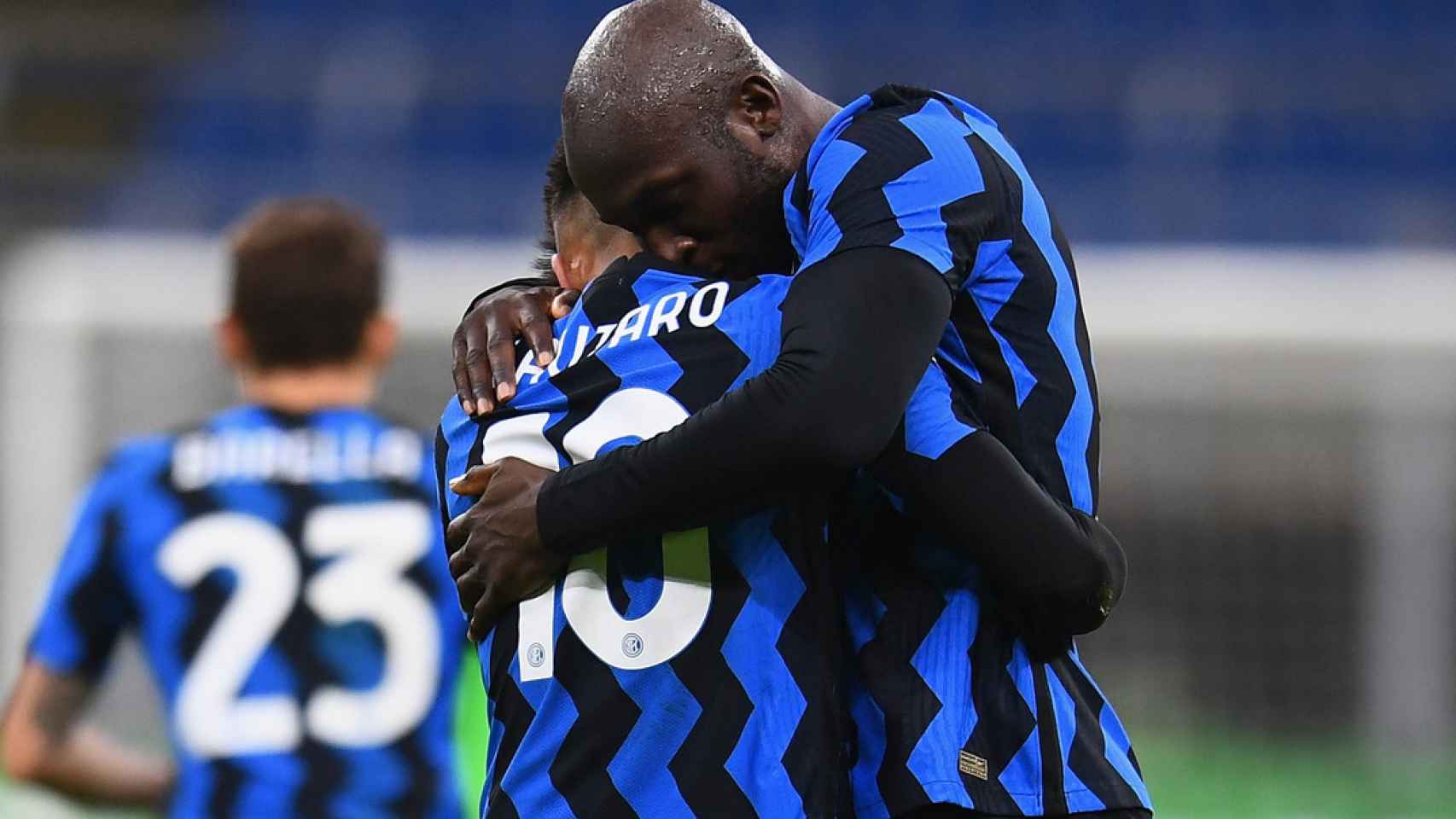 Lukaku y Lautaro celebran un gol con el Inter