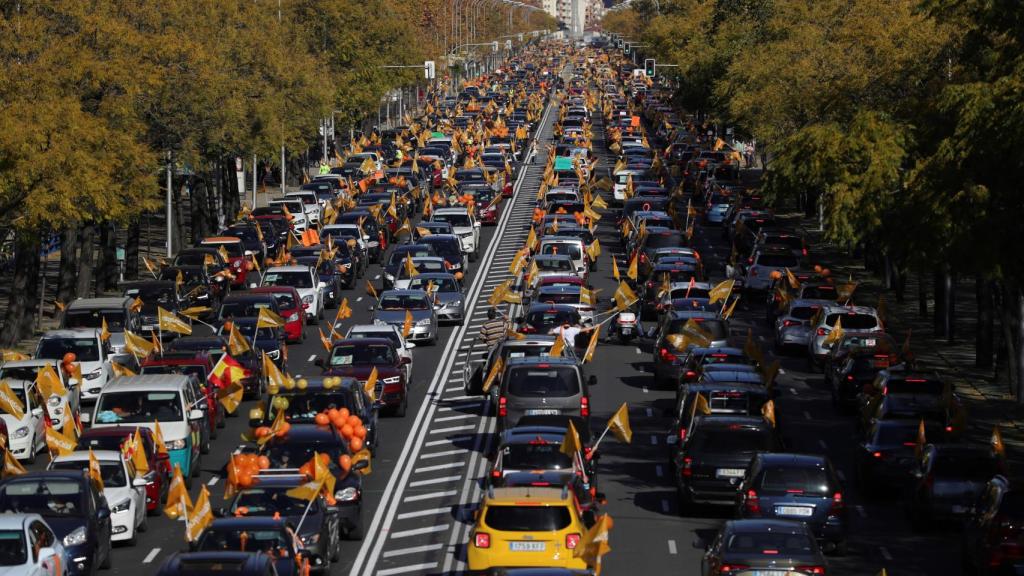 El paseo de la Castellana, repleto de vehículos para protestar contra la Ley Celaá.