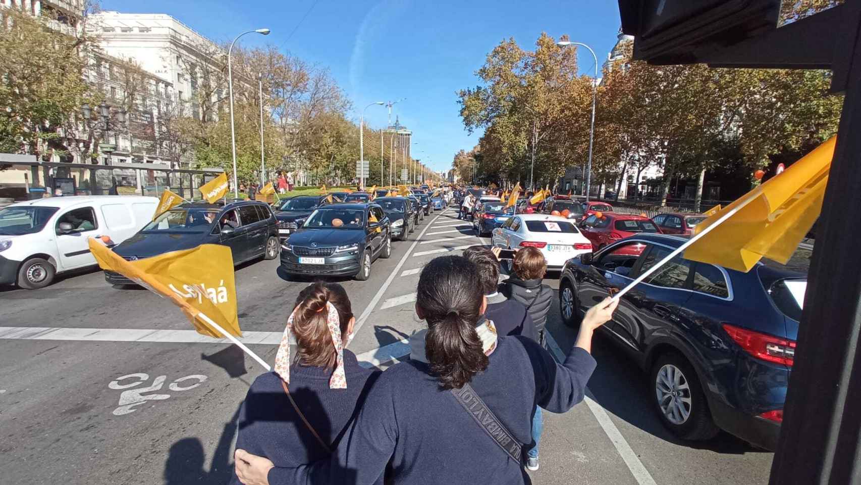 Todo el Eje Prado-Recoletos-Castellana, atascado de vehículos contra la Ley Celaá.