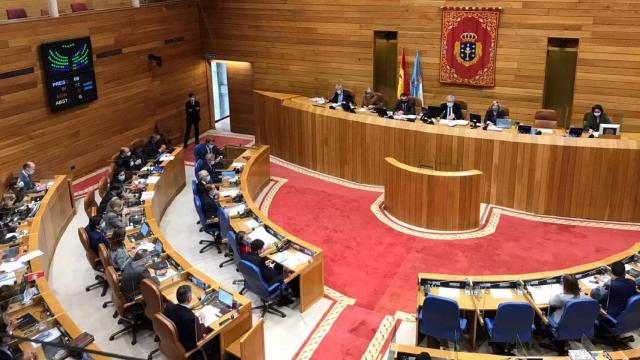 Una votación en el Parlamento gallego.